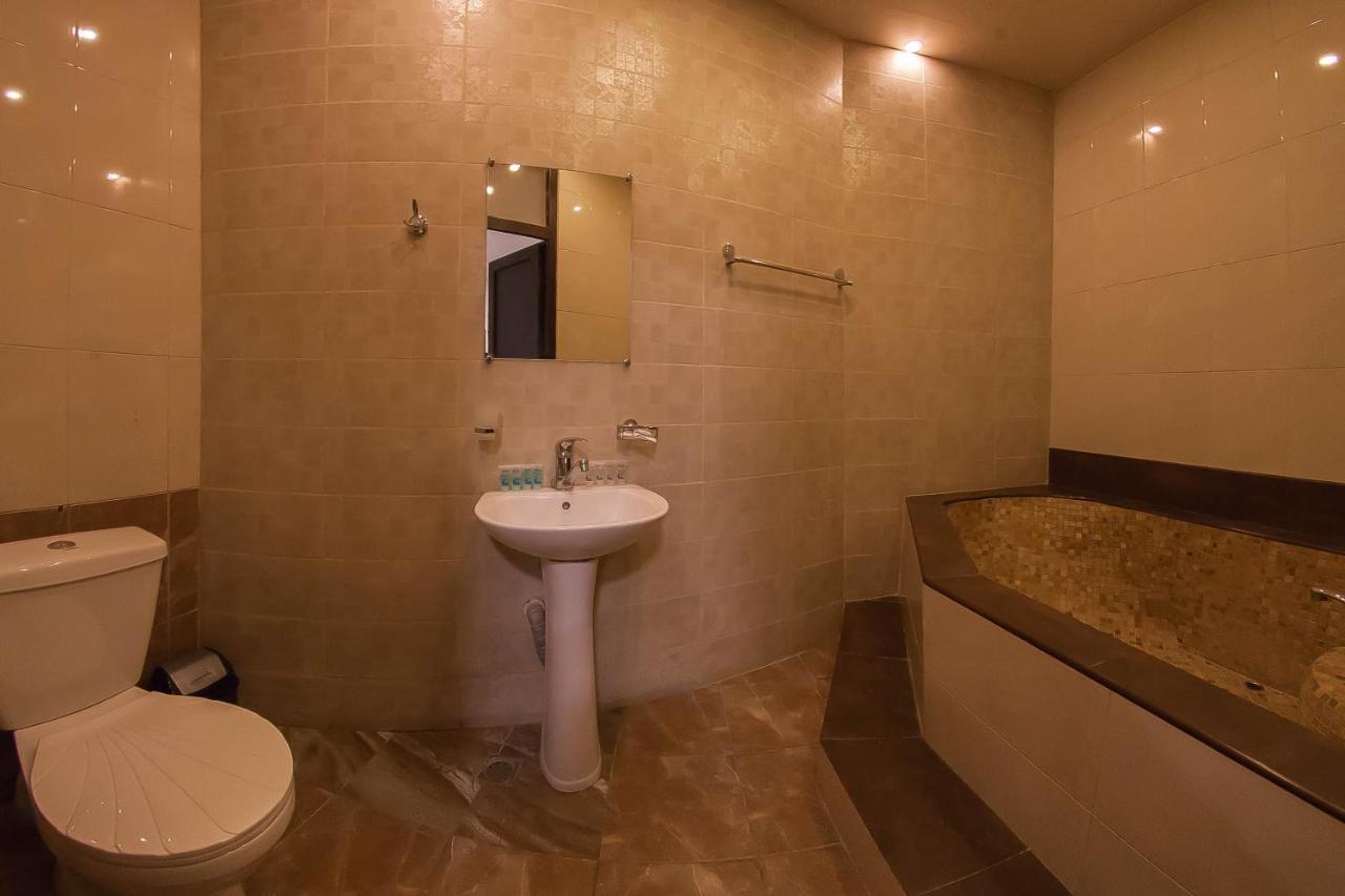 Hotel Merien Yerevan Bagian luar foto